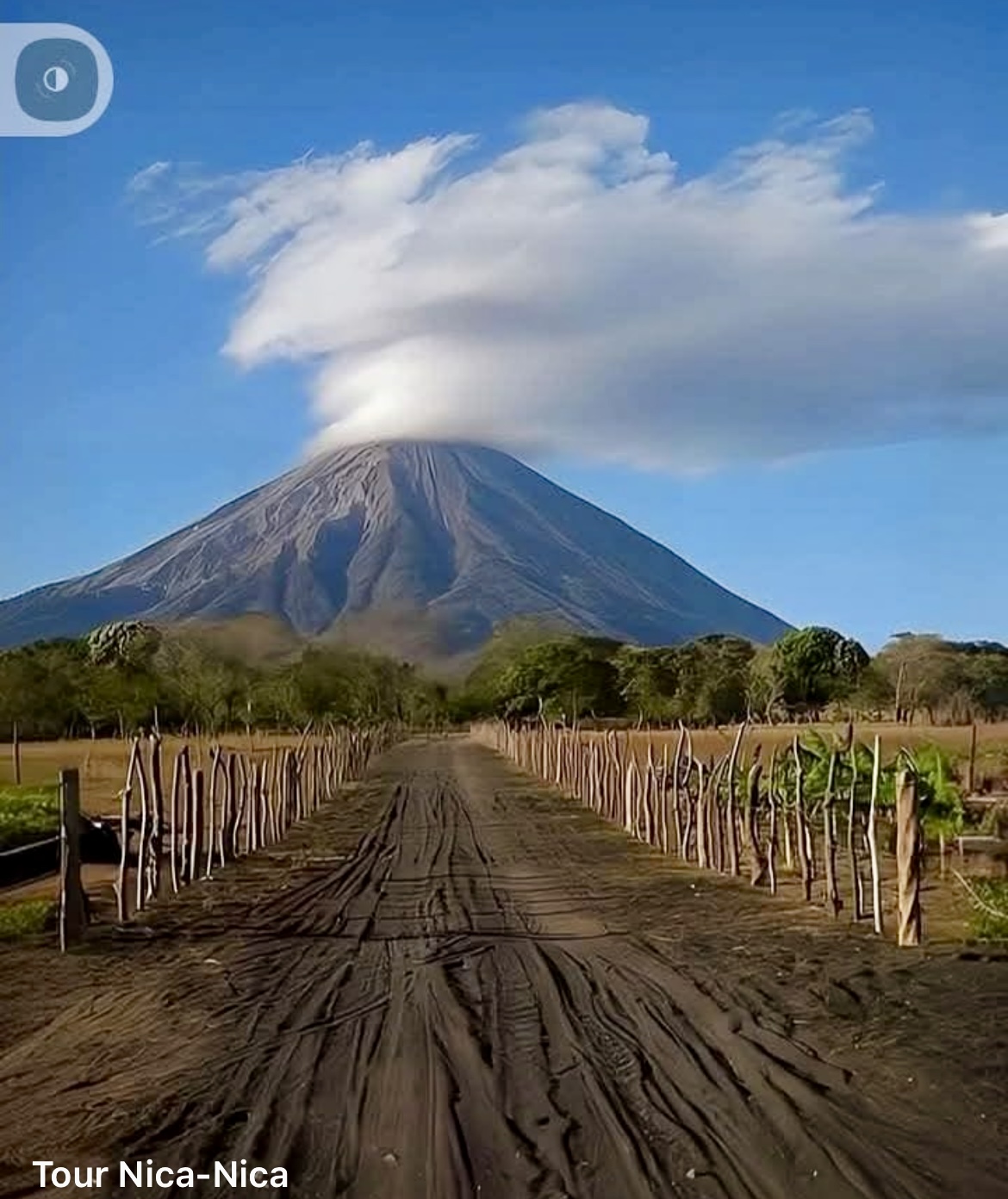 Volcan dominant une route de campagne au Nicaragua