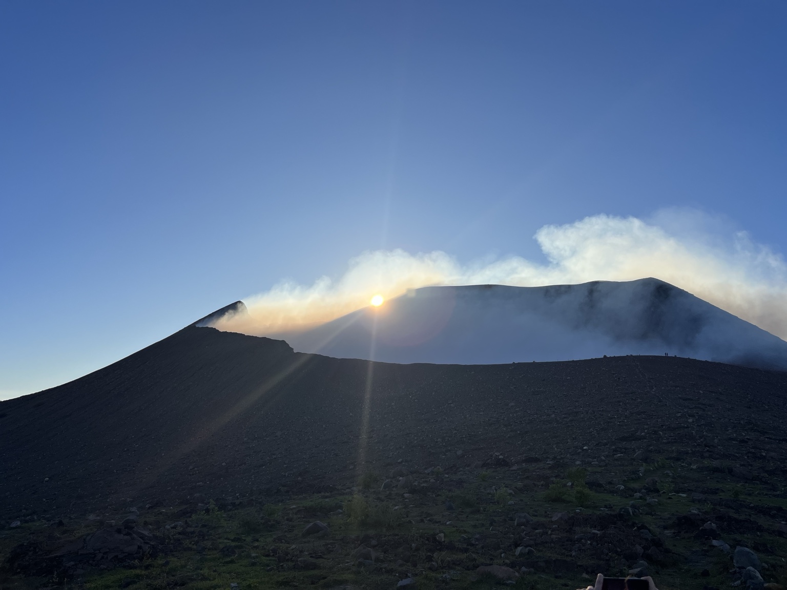 Lumière du soleil près d’un sommet volcanique