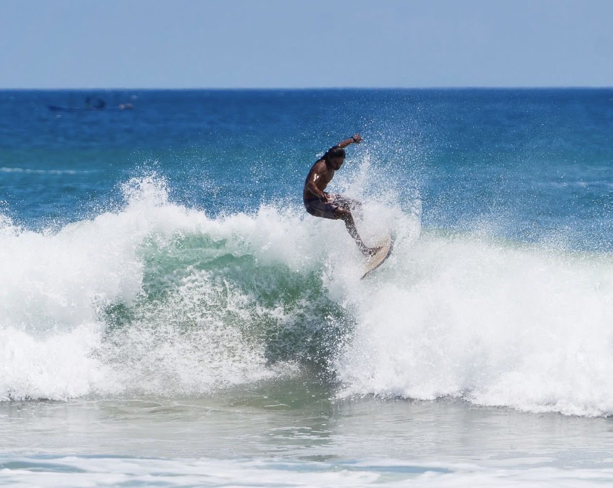 Surfeur au sommet d’une vague