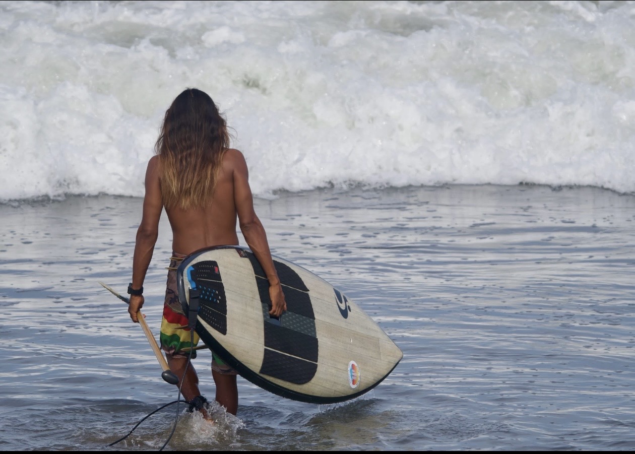Surfeur avec sa planche dans l’océan