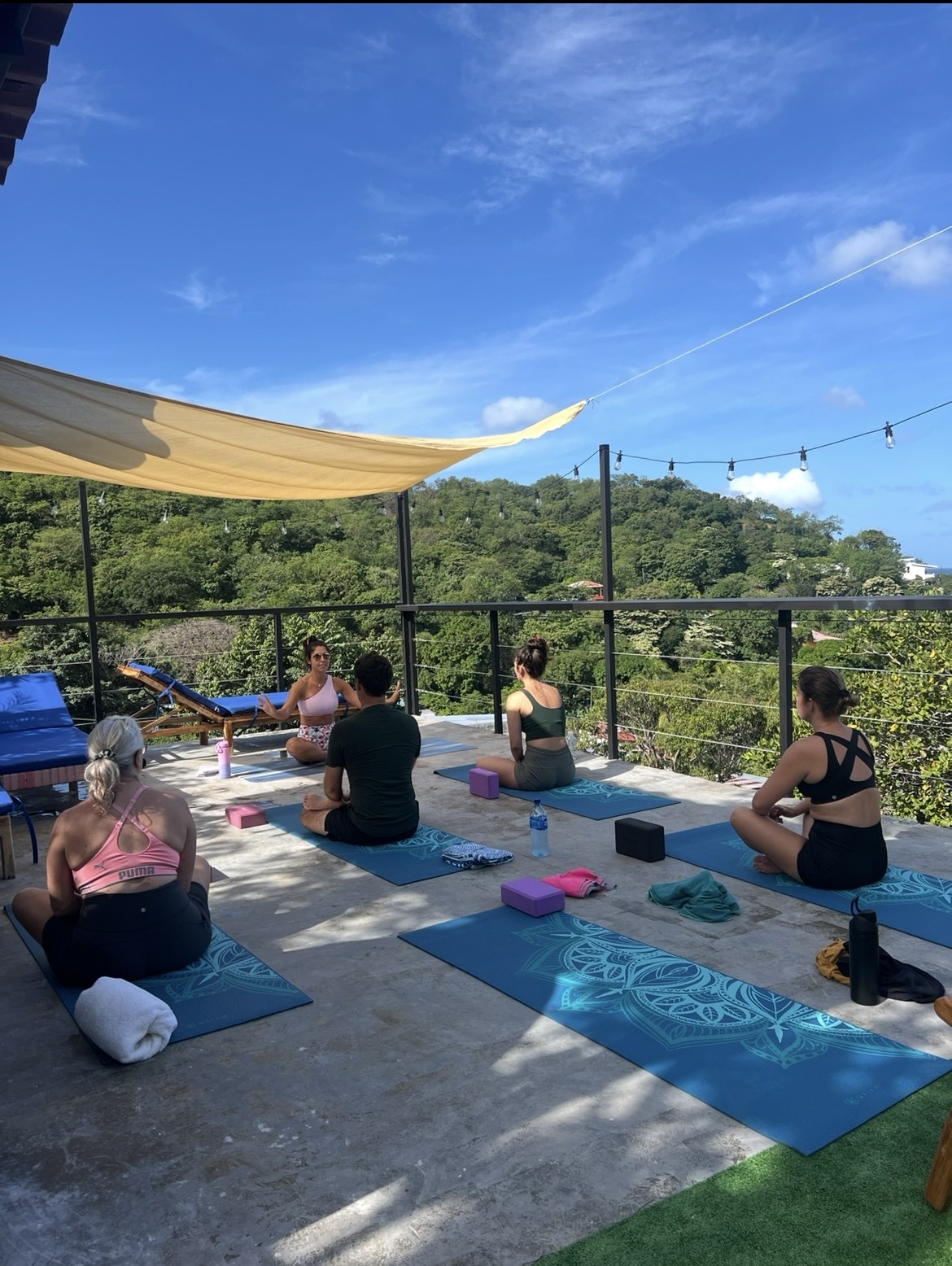 Cours de yoga en petit groupe sur la terrasse de Buena Onda