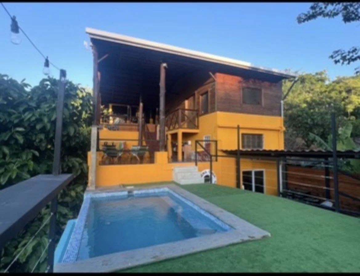 Façade de la villa et piscine