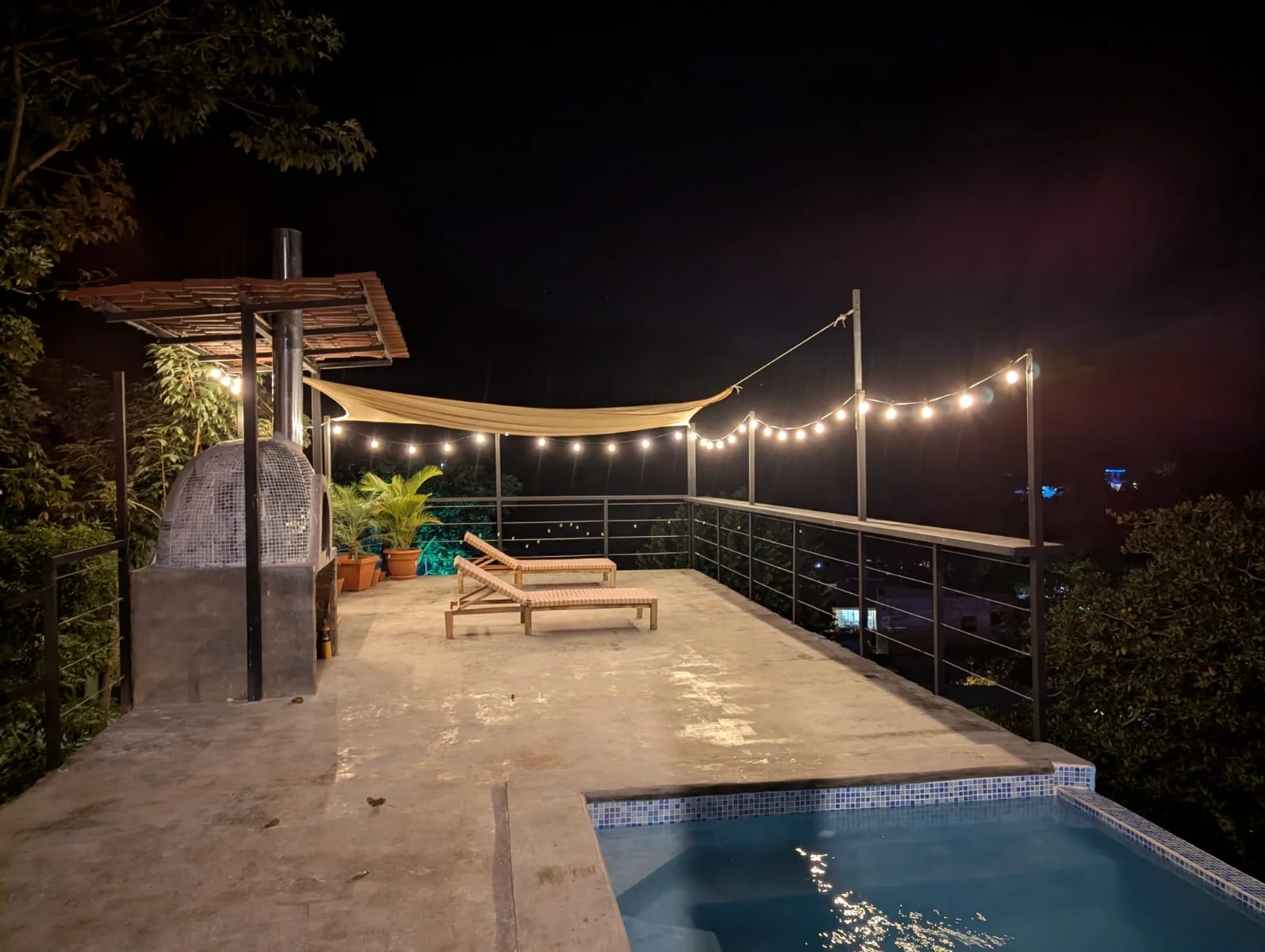 Piscine et terrasse illuminées