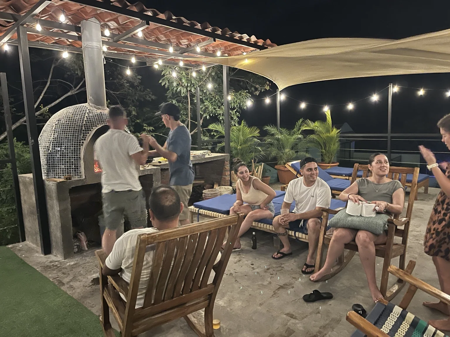 Soirée conviviale autour du four à pizza