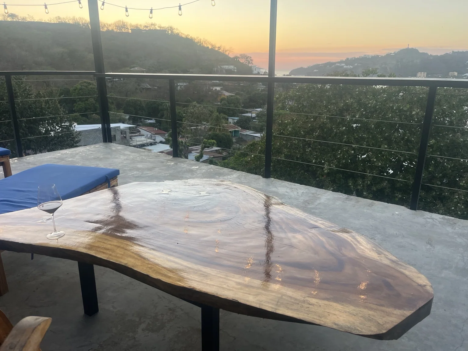 Table en bois au coucher du soleil