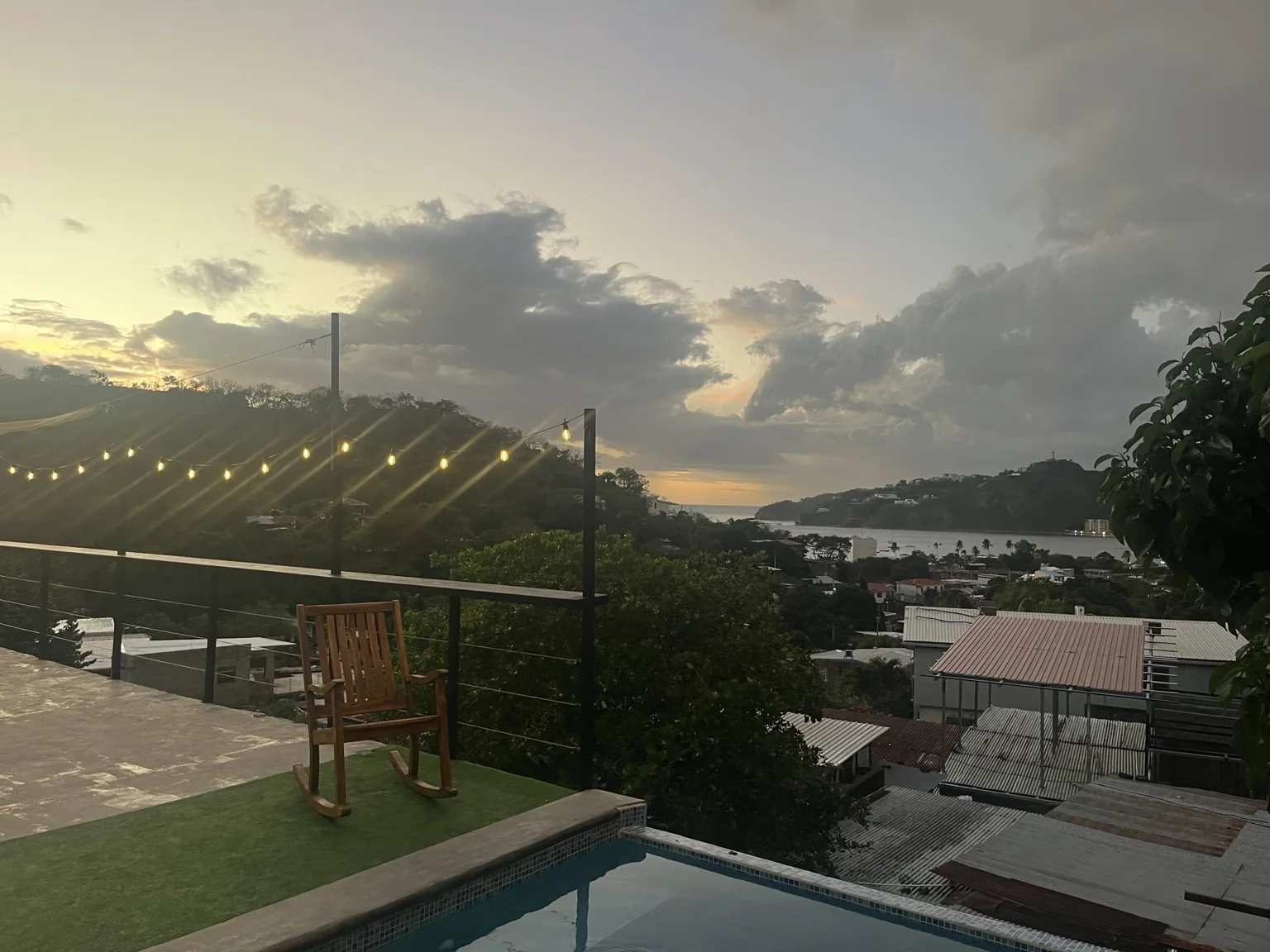 Vue sur la piscine en journée